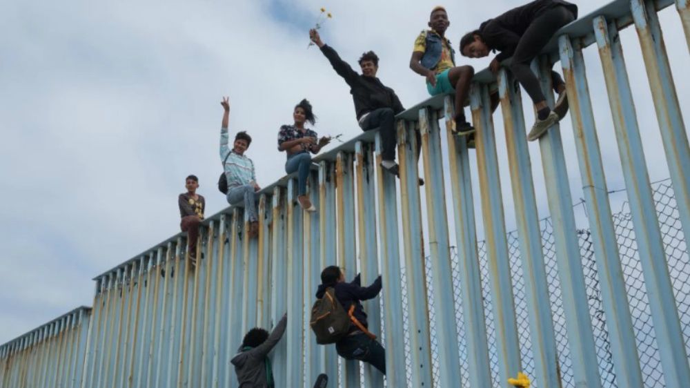 Primeros integrantes de Caravana Migrante cruzan frontera con EE. UU.