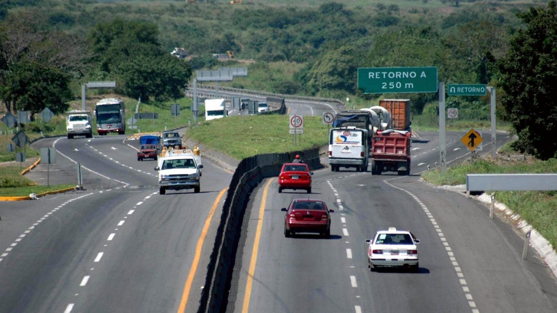 Volcadura en Paseo Tollocan deja dos heridos Volcadura en Paseo Tollocan deja dos heridos