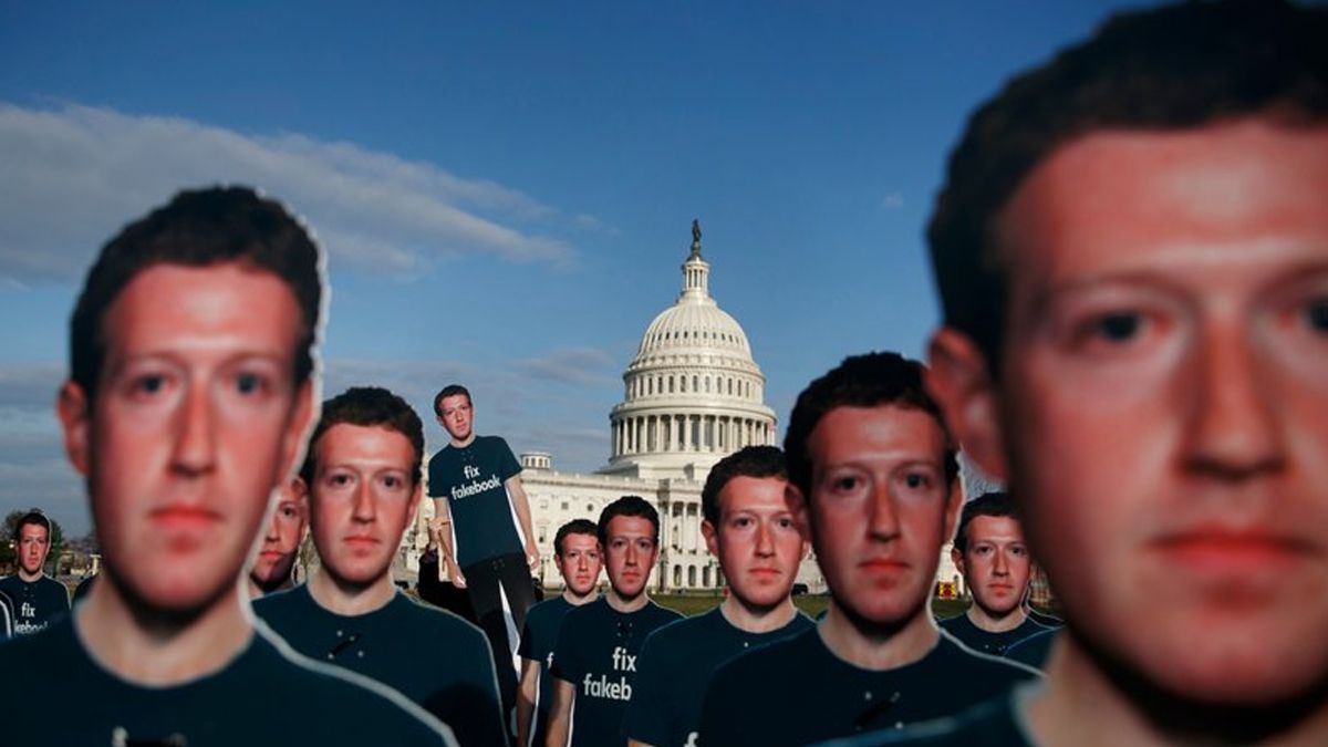 Protestan con figuras de Zuckerberg en el Capitolio