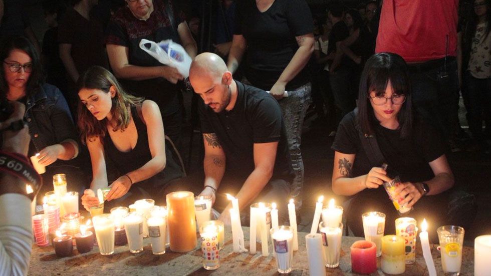 Se manifiestan en Casa Jalisco por asesinato de estudiantes de cine