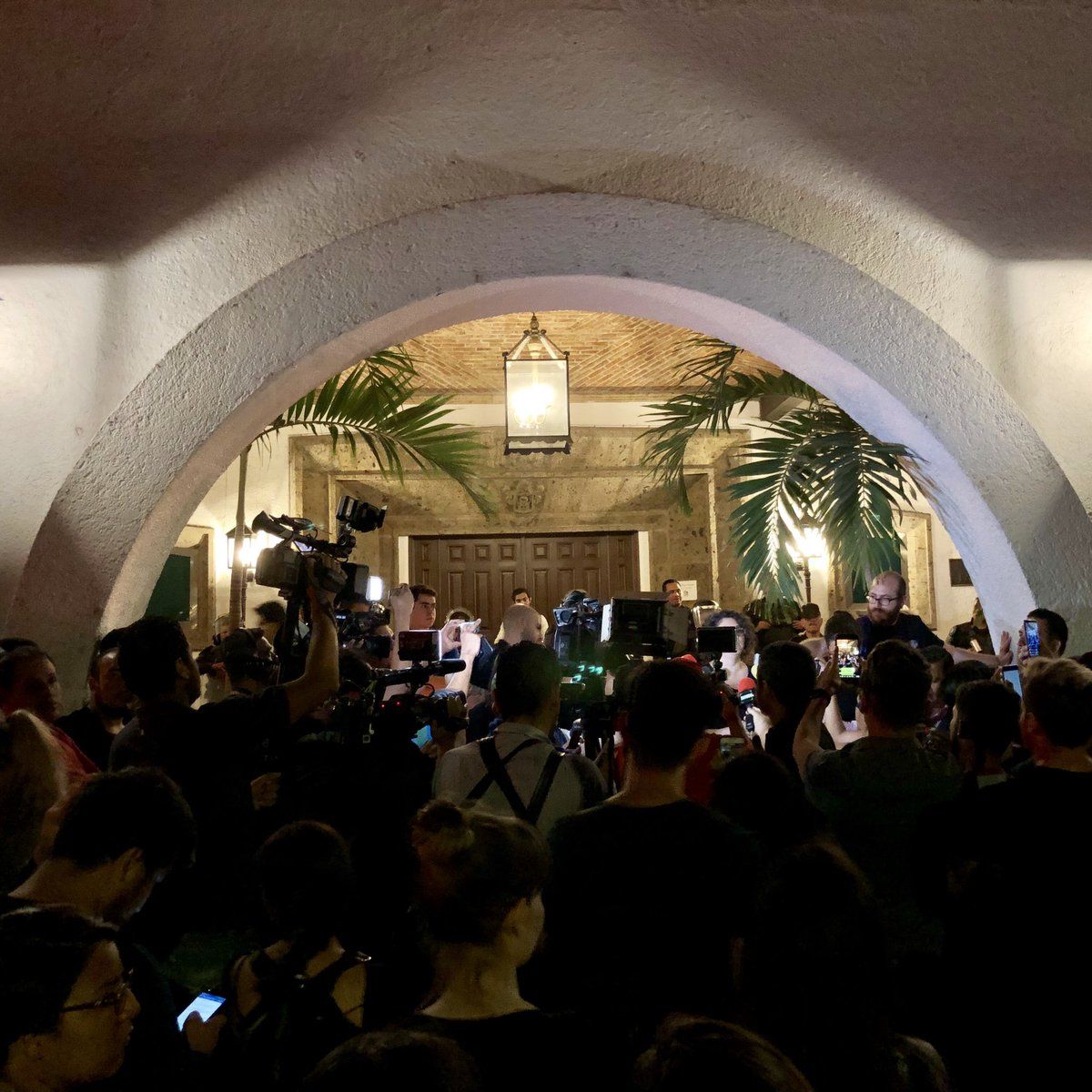 Se manifiestan en Casa Jalisco por asesinato de estudiantes de cine - casa-jalisco-2