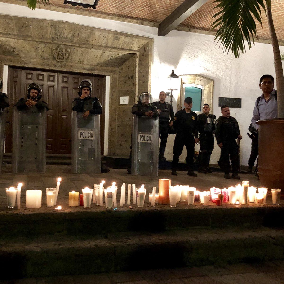 Se manifiestan en Casa Jalisco por asesinato de estudiantes de cine - casa-jalisco