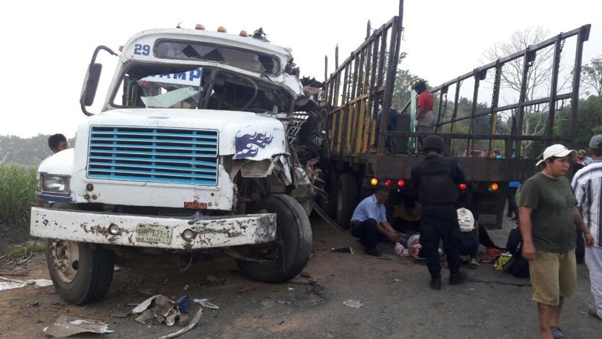 Choque entre camión y autobús deja 10 heridos en Oaxaca