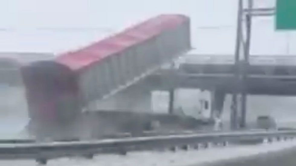 #Video Tráiler estrella remolque contra puente peatonal