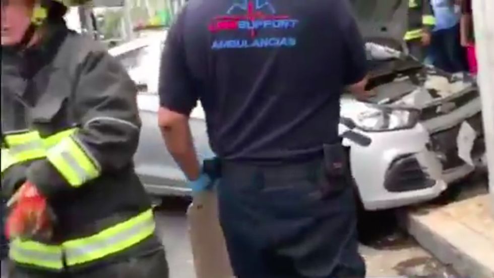 Conductora se estrella contra poste y atropella a tres personas