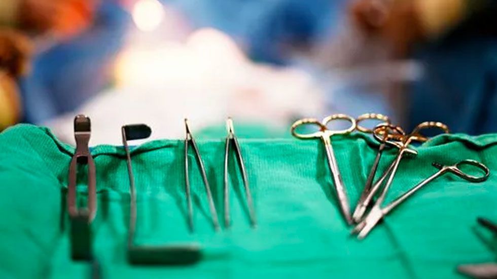 Cirujanos logran el primer trasplante total de pene en el mundo