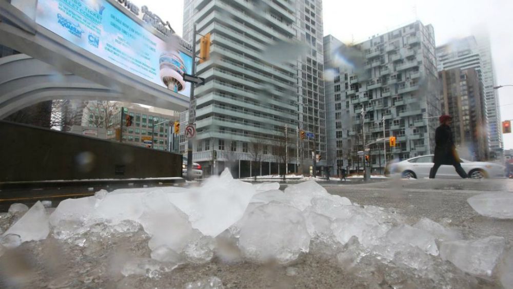 Trozos de hielo de la CN Tower dañan techo del estadio de los Blue Jays en Toronto