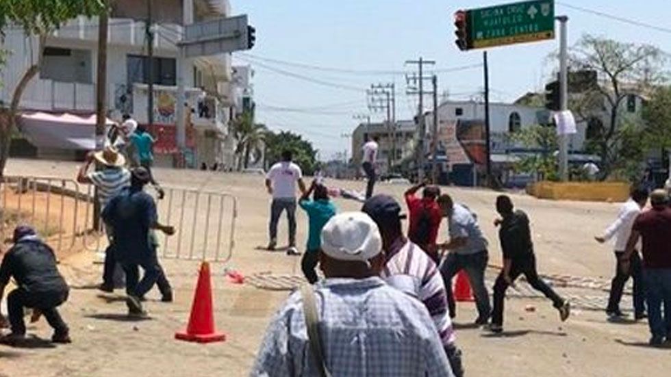 #Video CNTE agrede a simpatizantes de José Antonio Meade