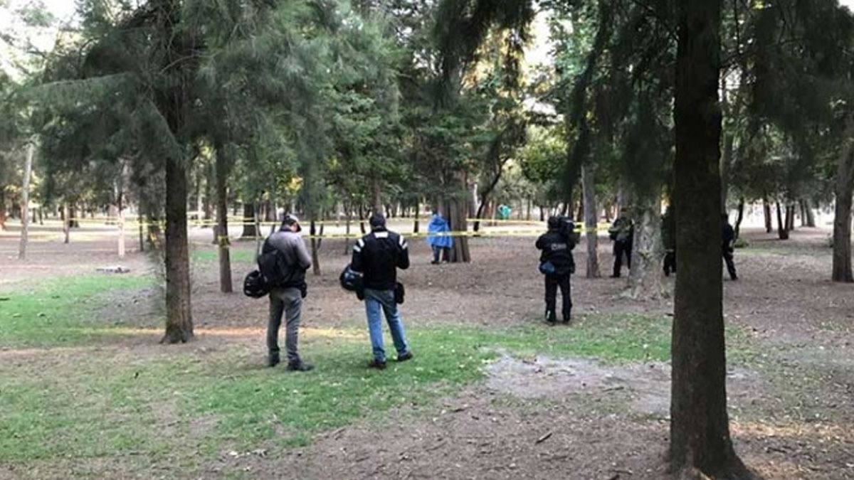 Encuentran a hombre colgado en parque de Miguel Hidalgo