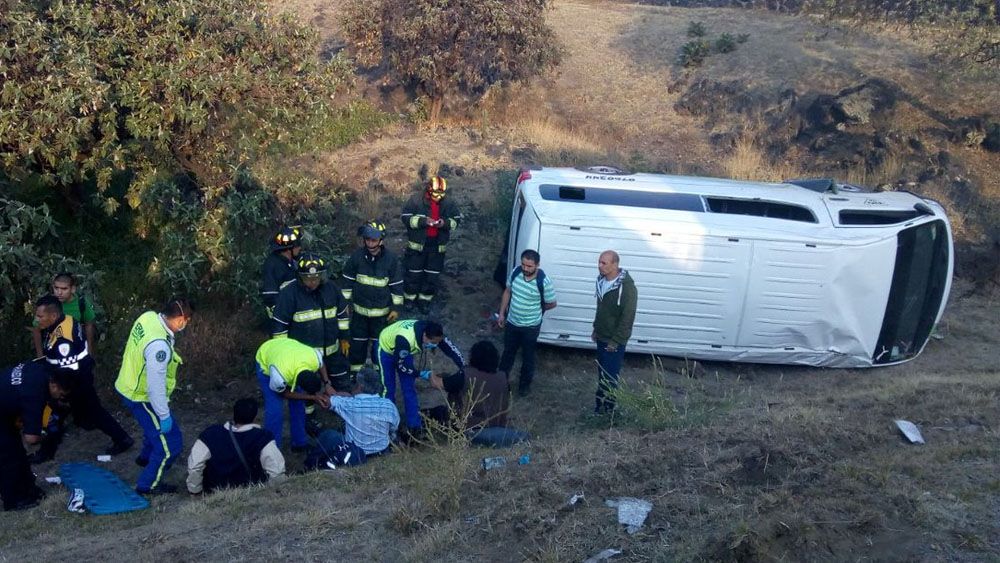 Vuelca combi en Periférico Sur