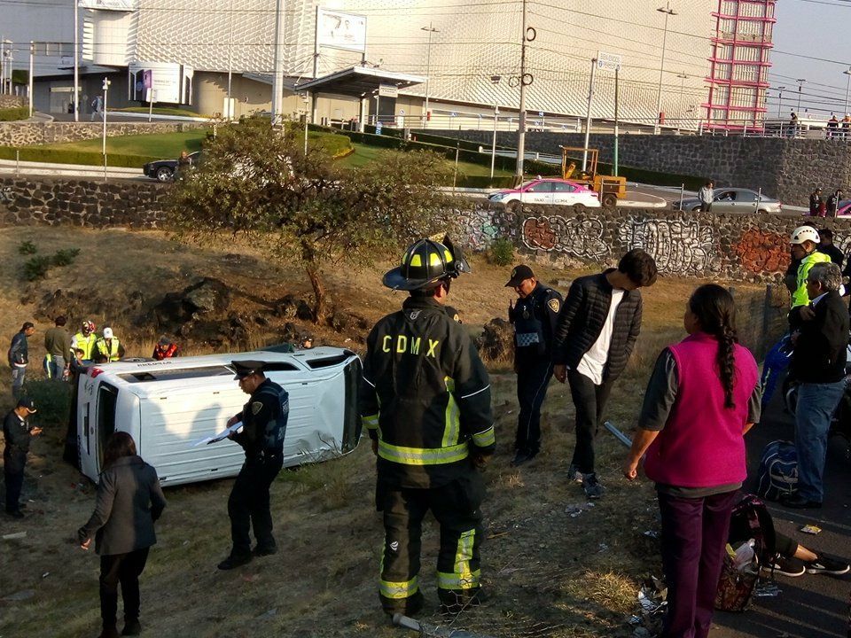 Vuelca combi en Periférico Sur - combi-periferico-sur1