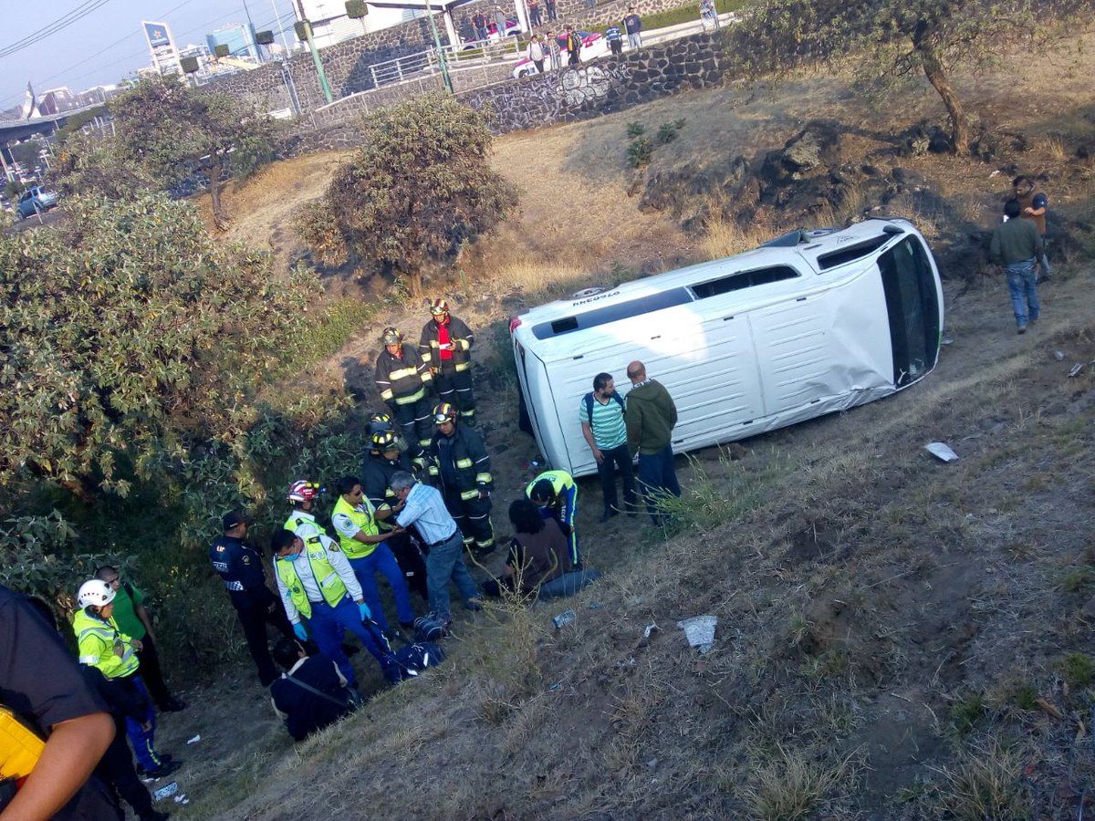 Vuelca combi en Periférico Sur - combi-periferico-sur2