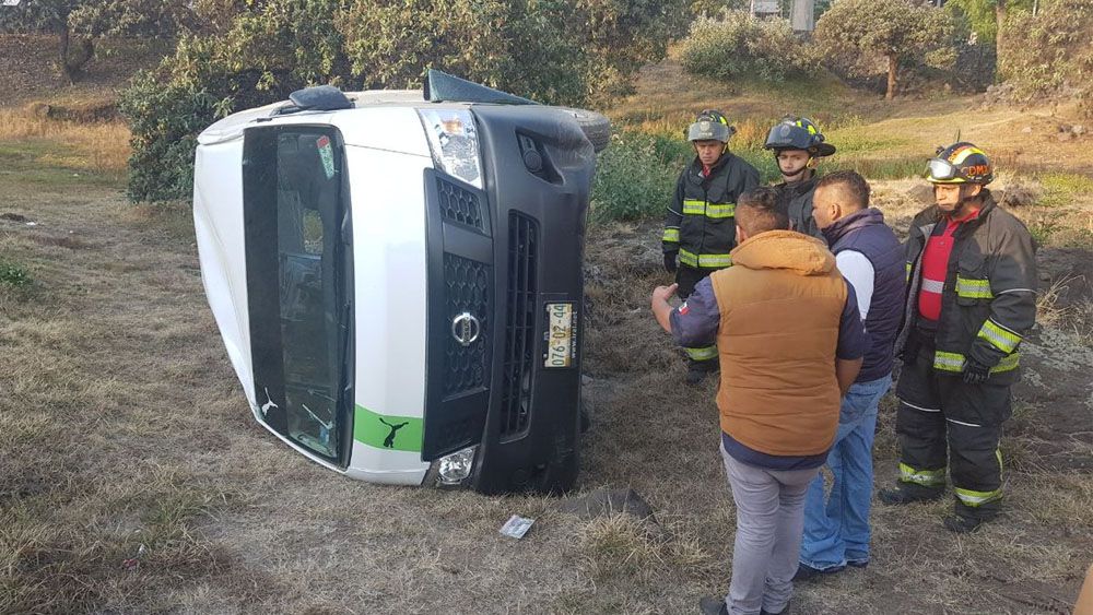 Suspenden ruta tras volcadura de combi en Periférico Sur