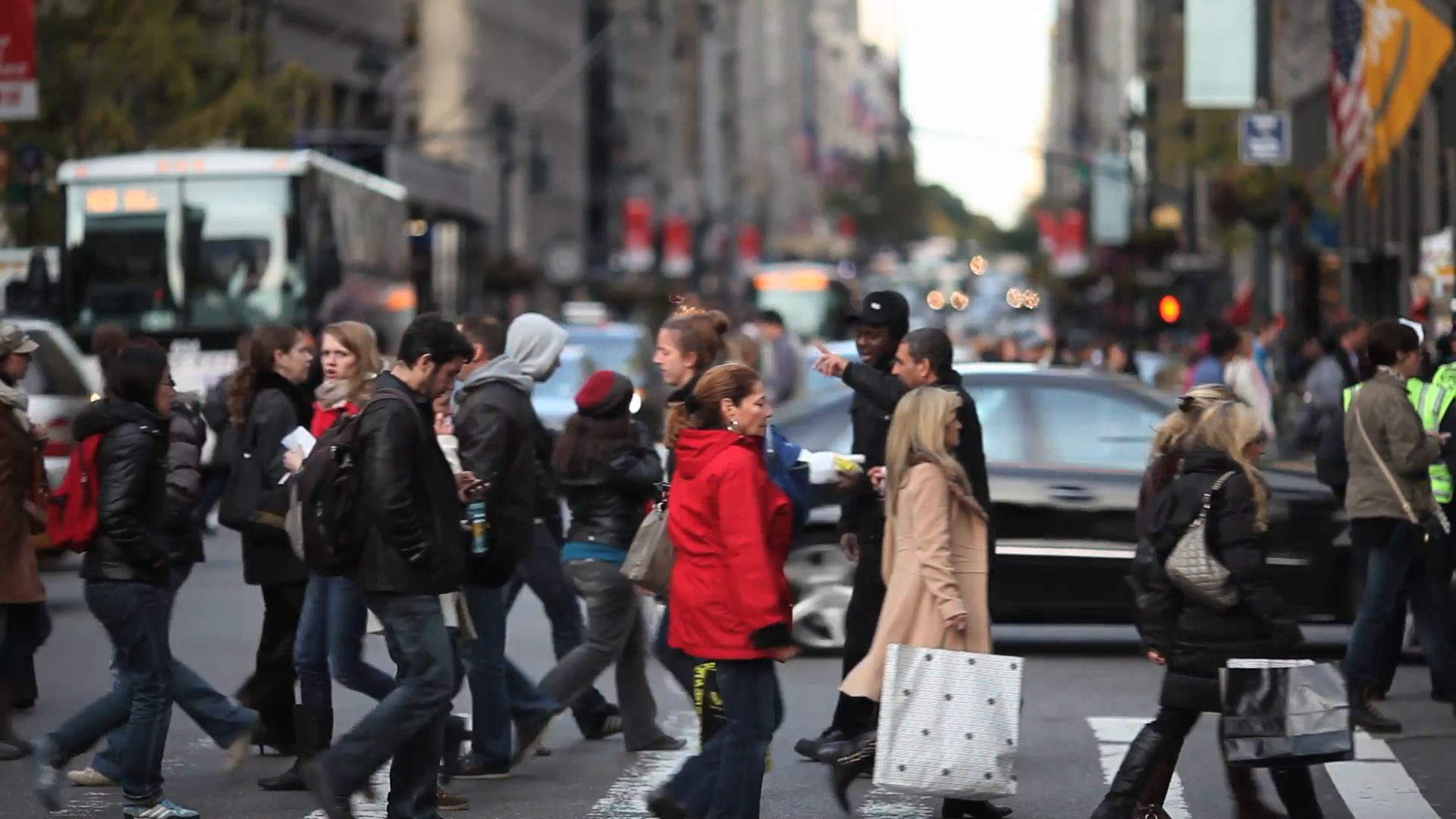 Economía de Estados Unidos se desacelera - crowd-walking-crossing-street-new-york-city-ny-nyc-pedestrian-people-4jwnaalz-f0000