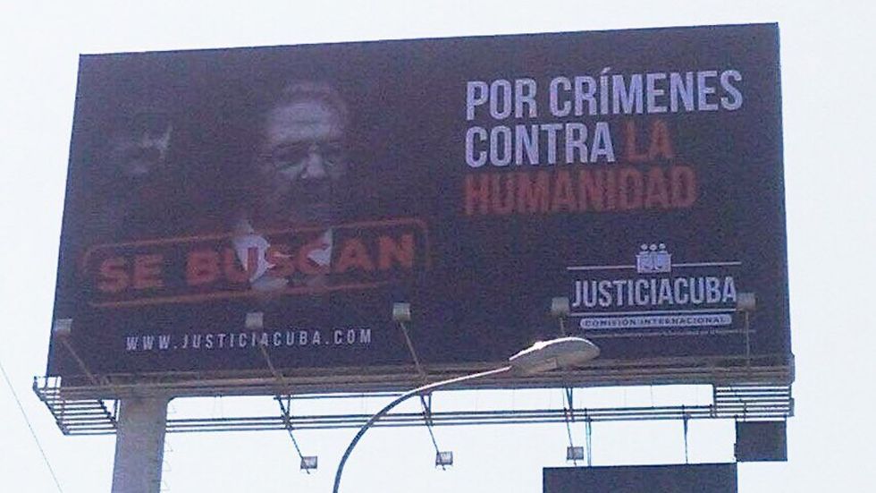Colocan en Lima espectacular contra Nicolás Maduro y Raúl Castro