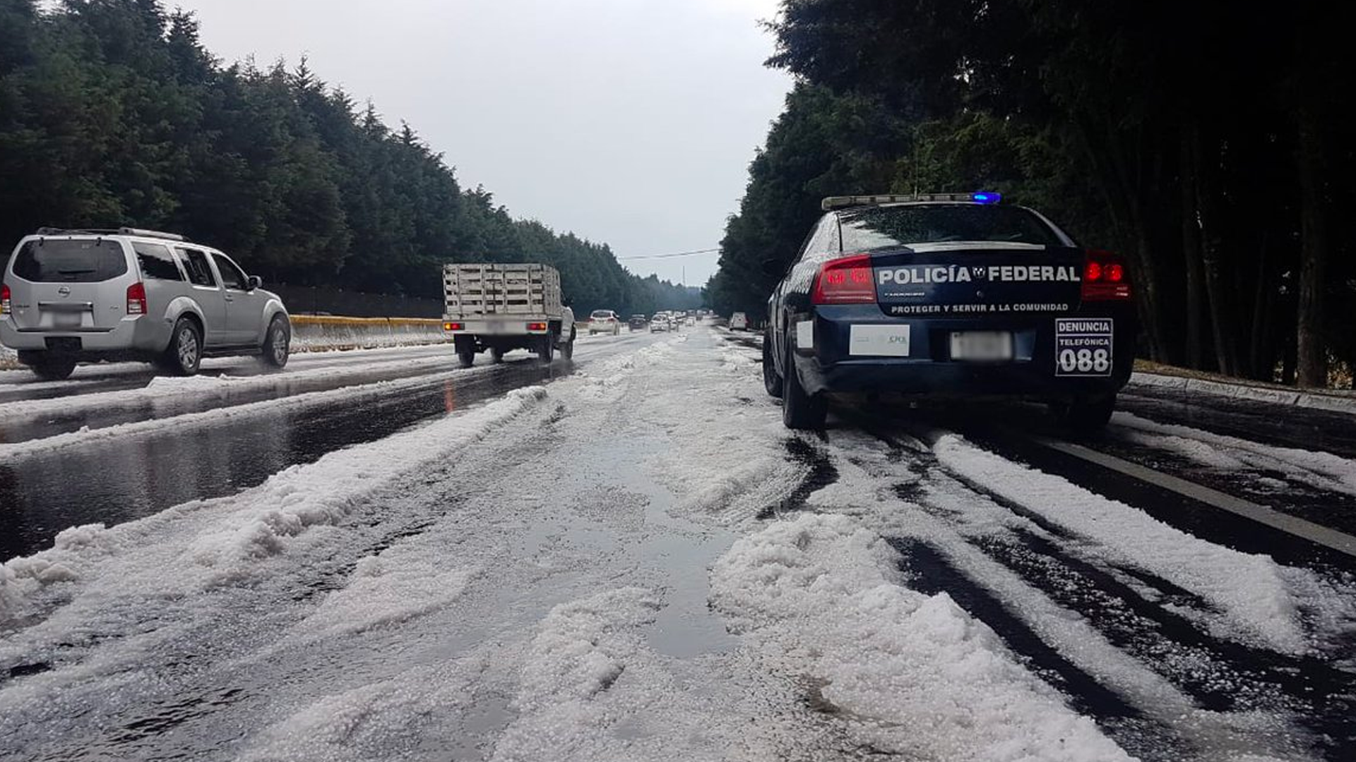 Granizo cubre la México-Cuernavaca