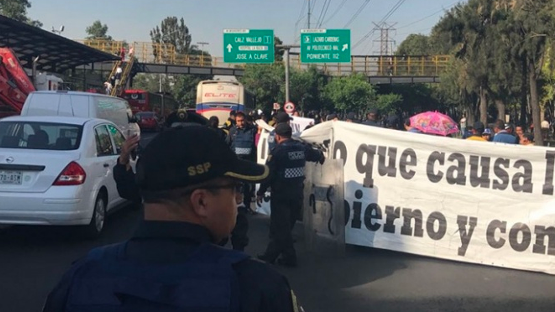 Damnificados por el sismo bloquean la Avenida Insurgentes norte