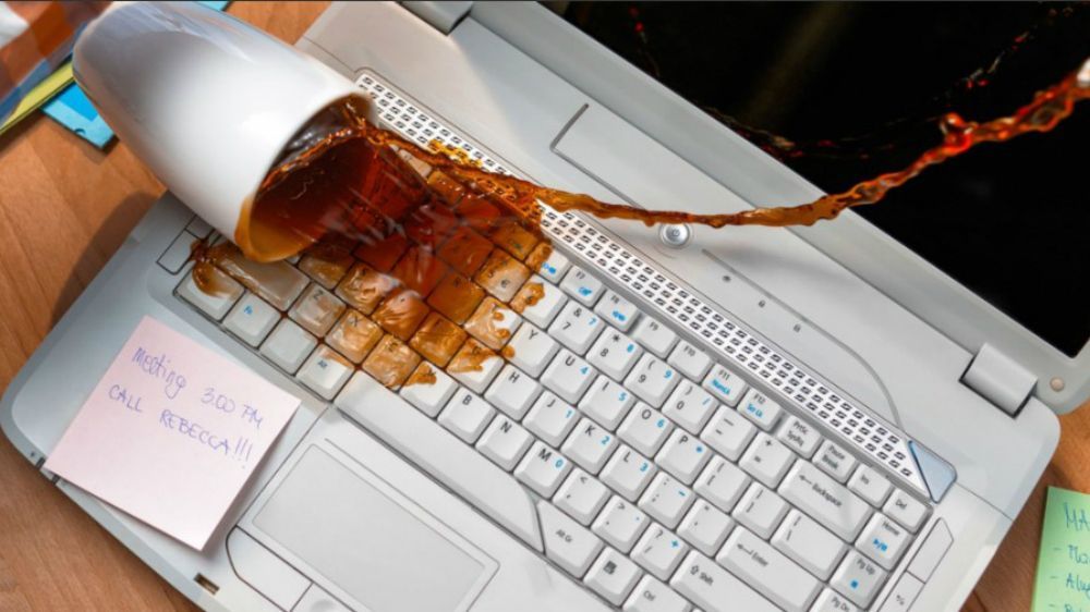 ¿Qué hacer cuando derramas líquidos en tu laptop?