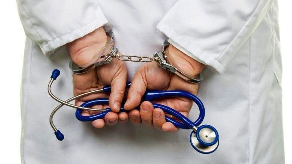 Detienen a doctor en Oaxaca por negligencia médica