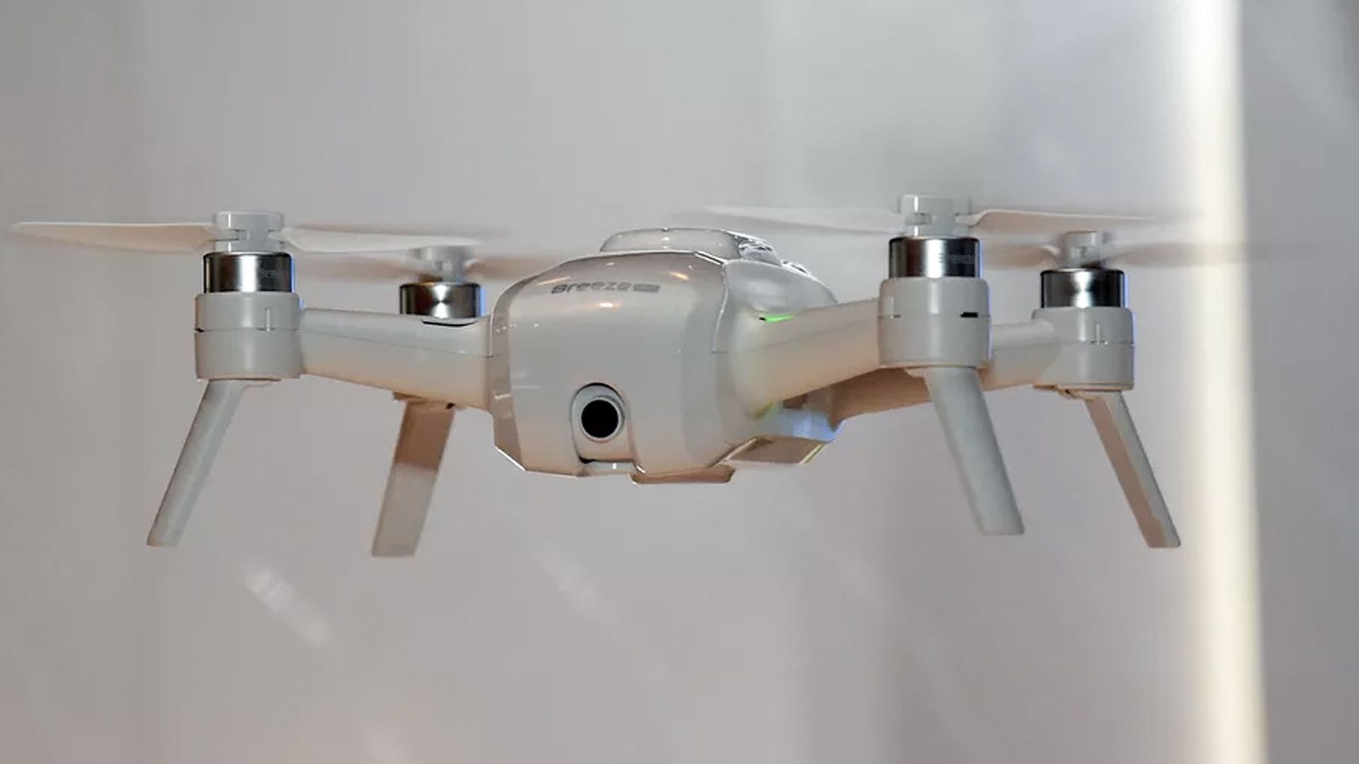 Delincuentes utilizan drones para contrabandear iPhones