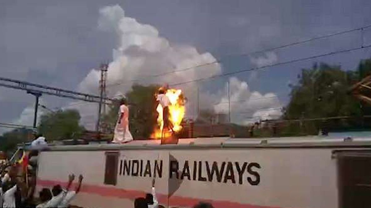 #Video Hombre se electrocuta durante protesta en India