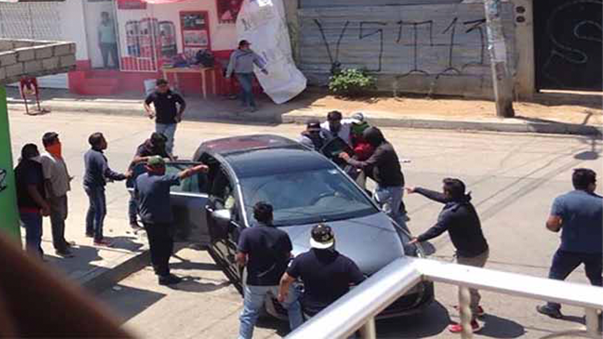 #Video Mototaxistas de Oaxaca vandalizan viviendas durante enfrentamiento