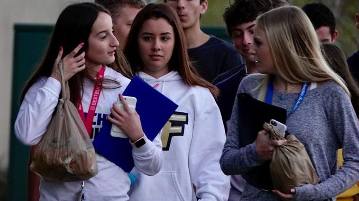 Alumnos de escuela en Parkland reciben mochilas transparentes