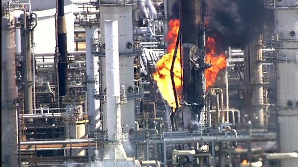 Explosión e incendio en refinería de Texas