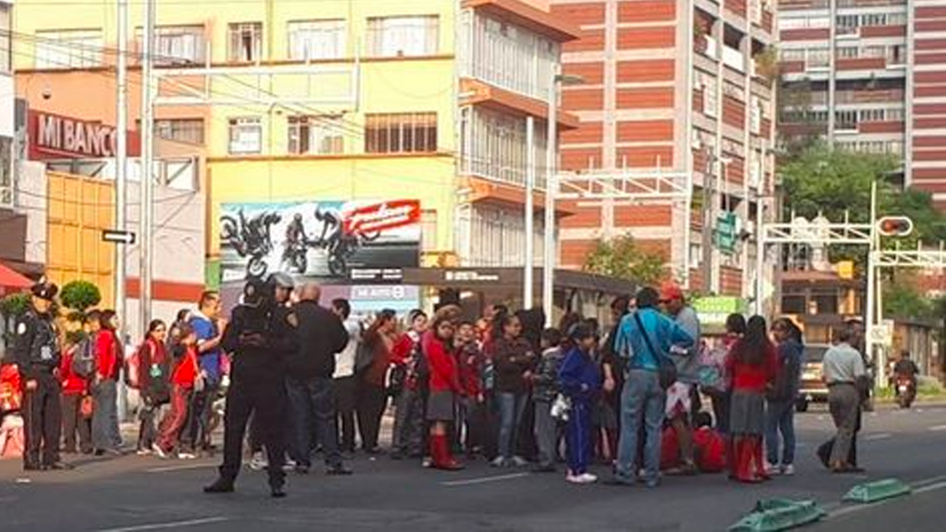 Bloquean circulación en la Del Valle por falta de agua en escuela