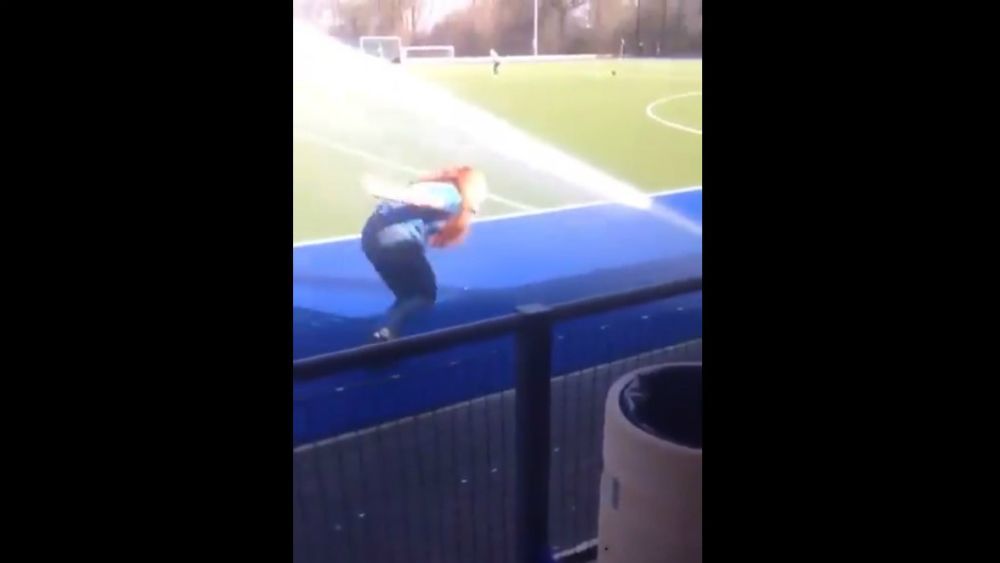 #Video Fan cae dos veces en su intento por conocer a CR7