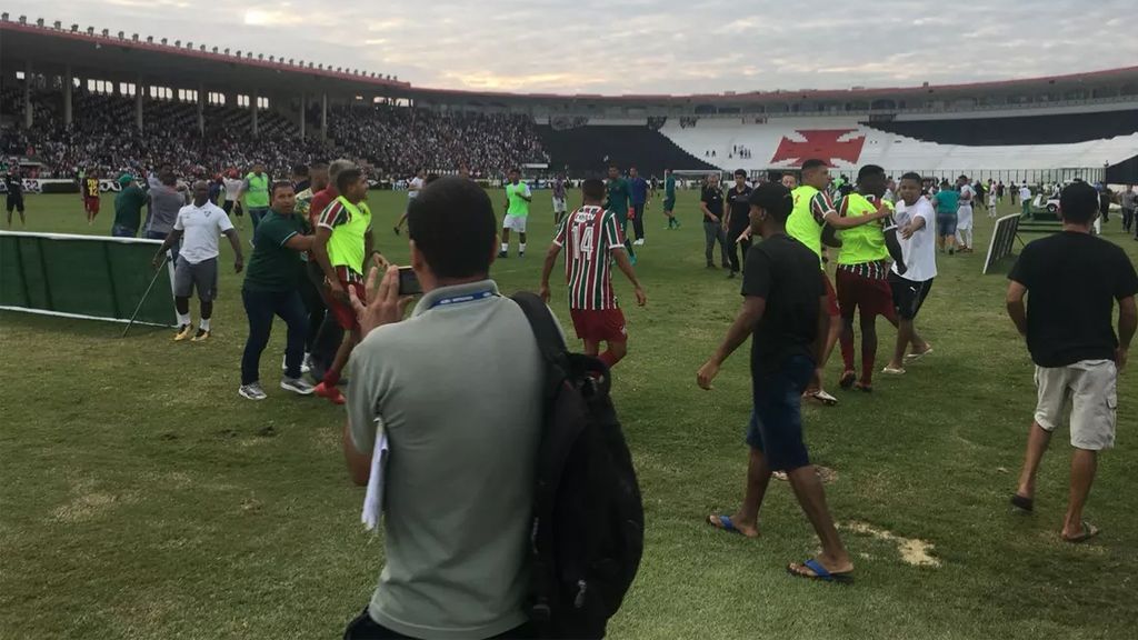 #Video Delantero baila antes de anotar gol y desata batalla campal