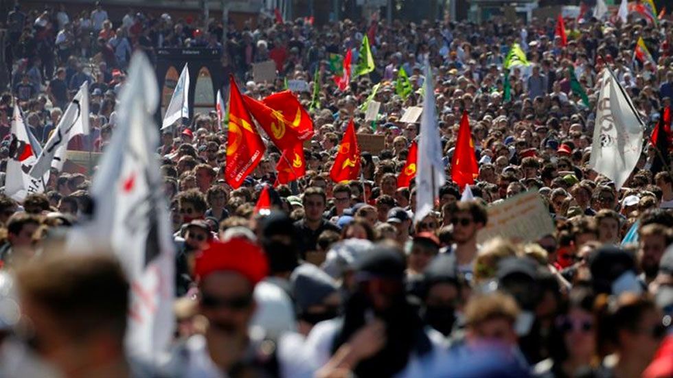 Miles protestan en Francia contra reformas de Macron