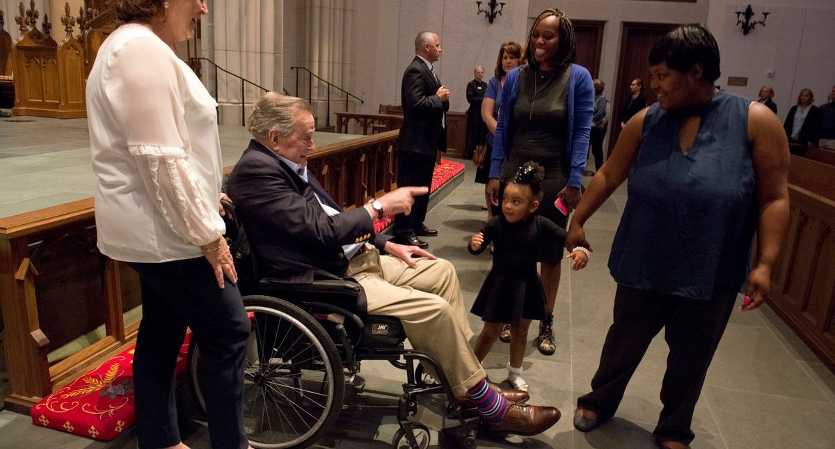 George H. W. Bush continúa respondiendo y recuperándose