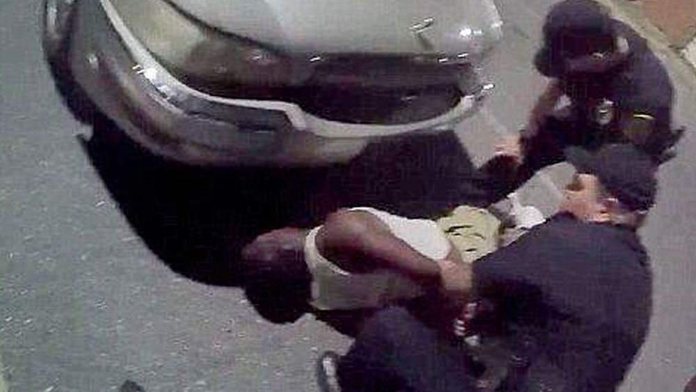 #Video Policías someten y golpean a hombre por cruzar la calle con descuido