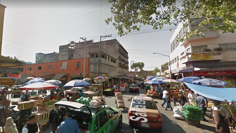 Hallan extremidad entre puestos ambulantes del Centro