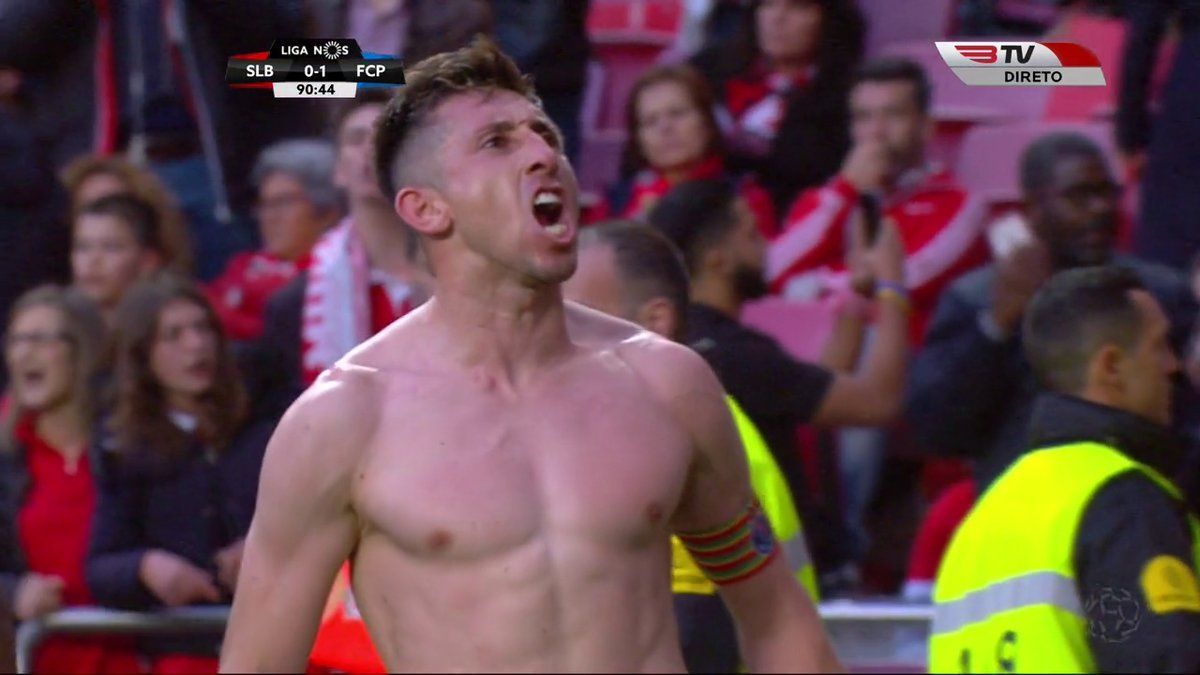 #Video Golazo de Héctor Herrera deja al Porto al borde del campeonato