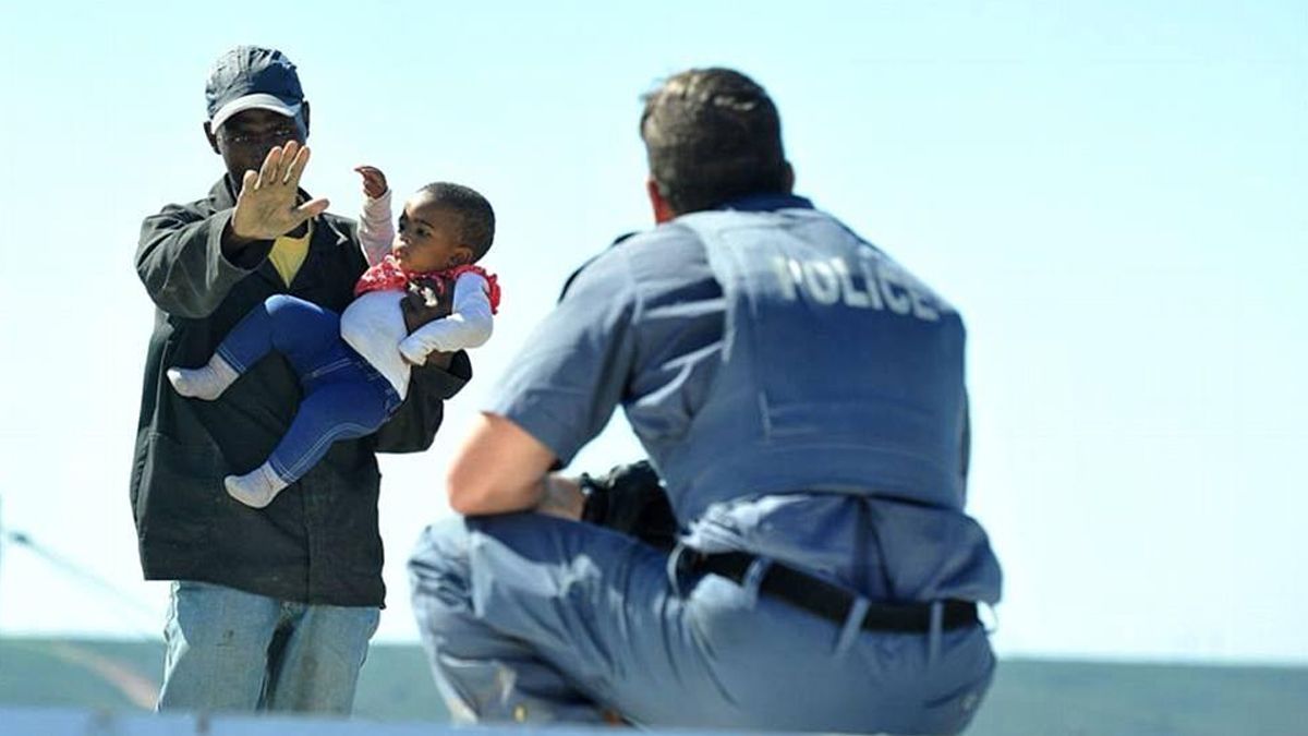 #Video Hombre arroja a su hija de techo en Sudáfrica