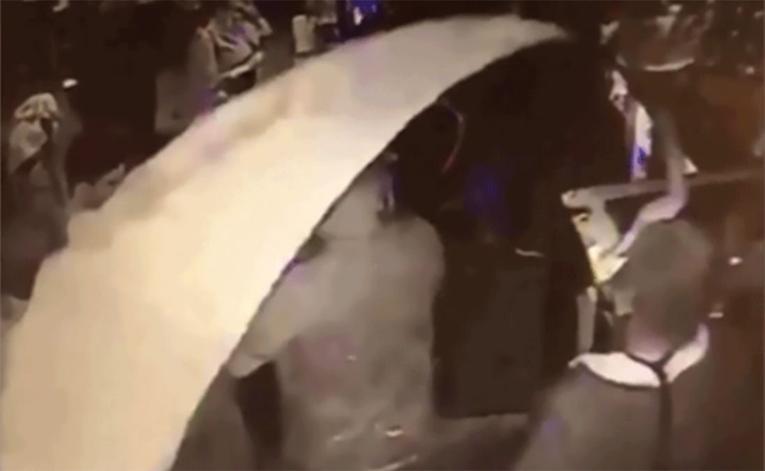 #Video Hombre arroja pintura a clientes de bar