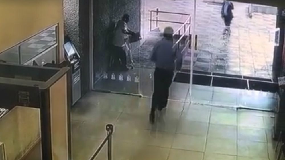 #Video Hombre rompe puerta de vidrio en Congreso de Nuevo León