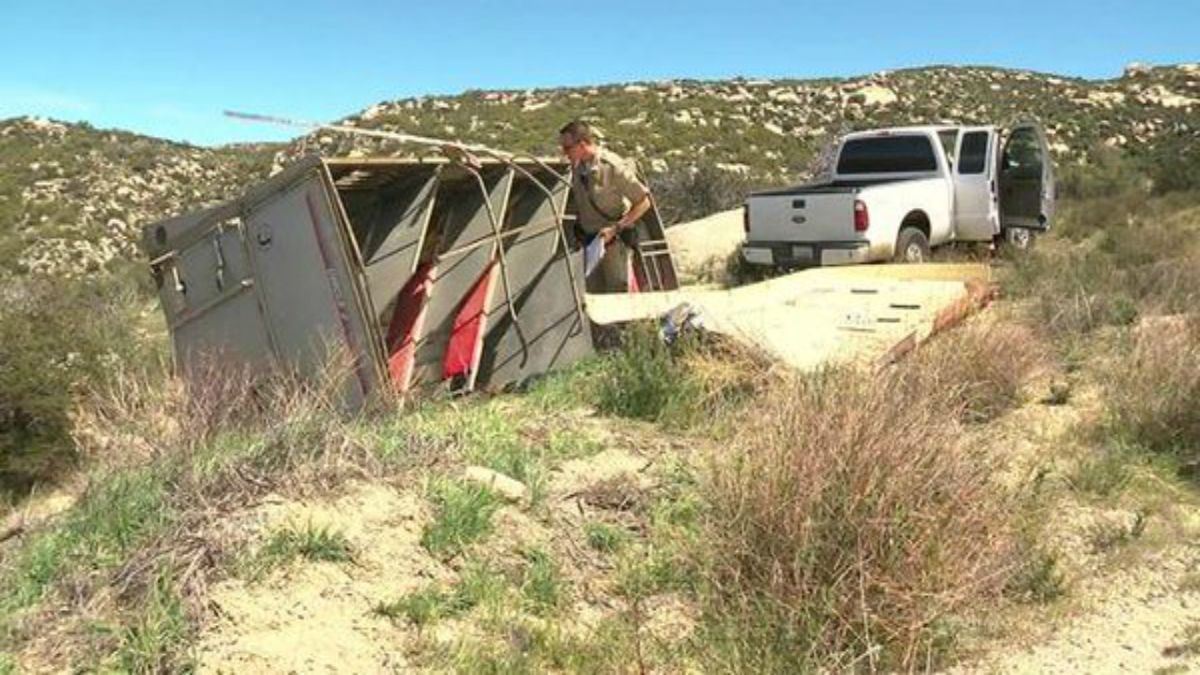 Vuelca remolque con migrantes en California Vuelca remolque con migrantes en California