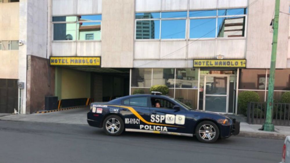 Matan a mujer de siete puñaladas en hotel de la CDMX