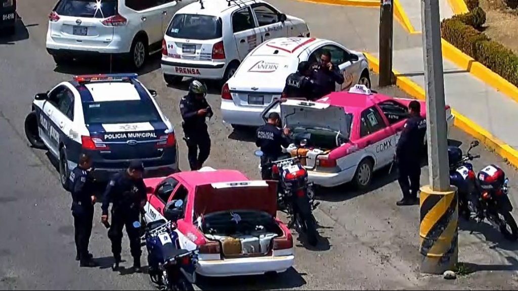 Detienen a 2 taxis de la CDMX en Hidalgo por transportar huachicol