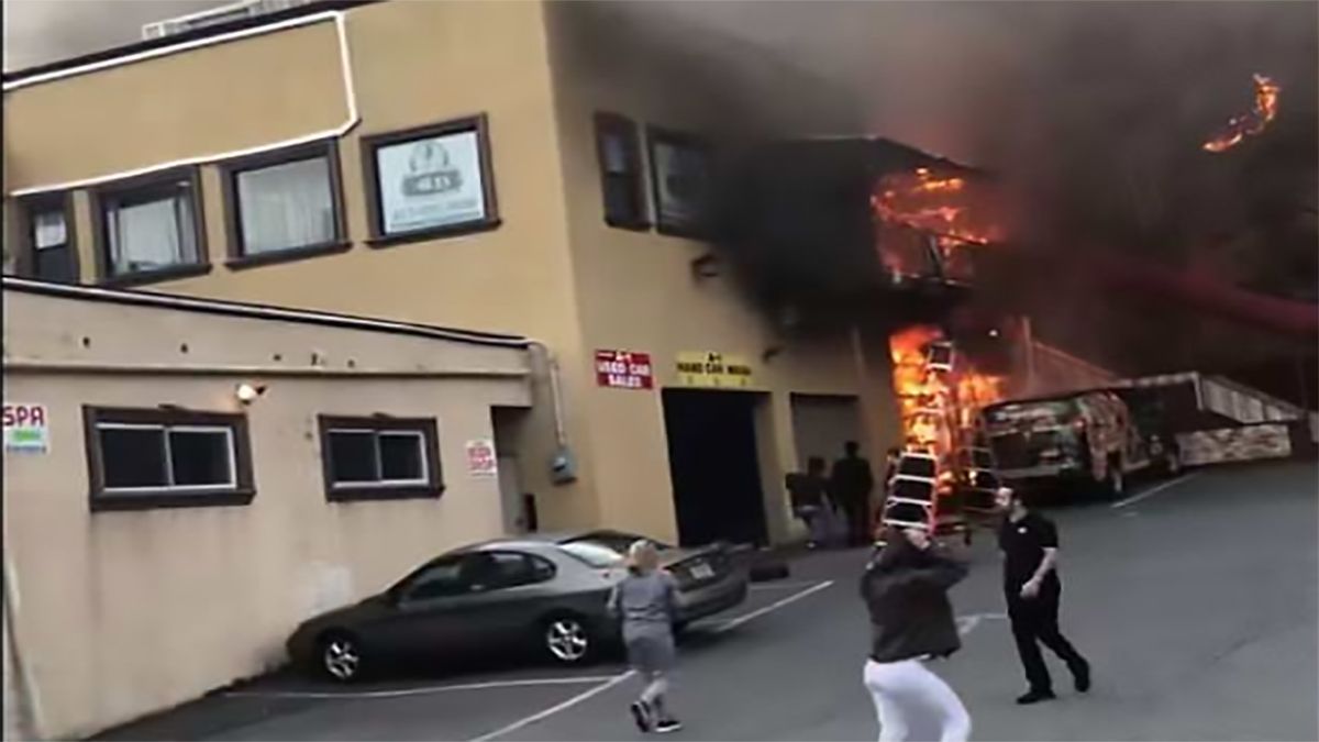 #Video Jóvenes saltan de edificio en llamas