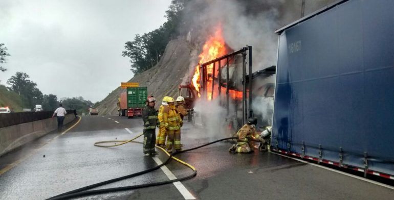 Incendio de tráiler nodriza en Veracruz - incendio-madrina3
