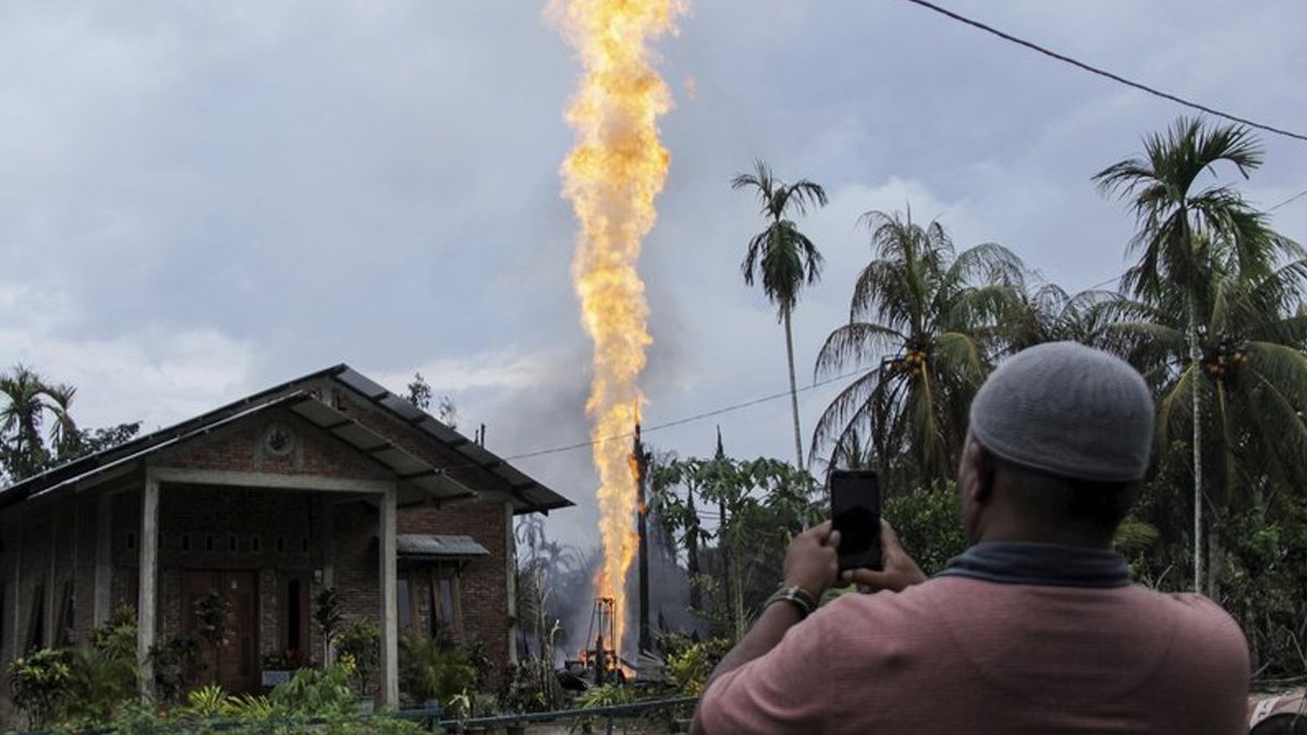 Incendio en pozo petrolero de Indonesia deja 18 muertos