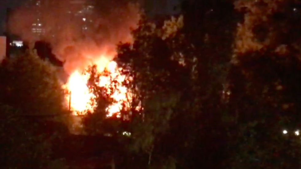 Incendio consume edificio de la Universidad de Londres en Roma Norte