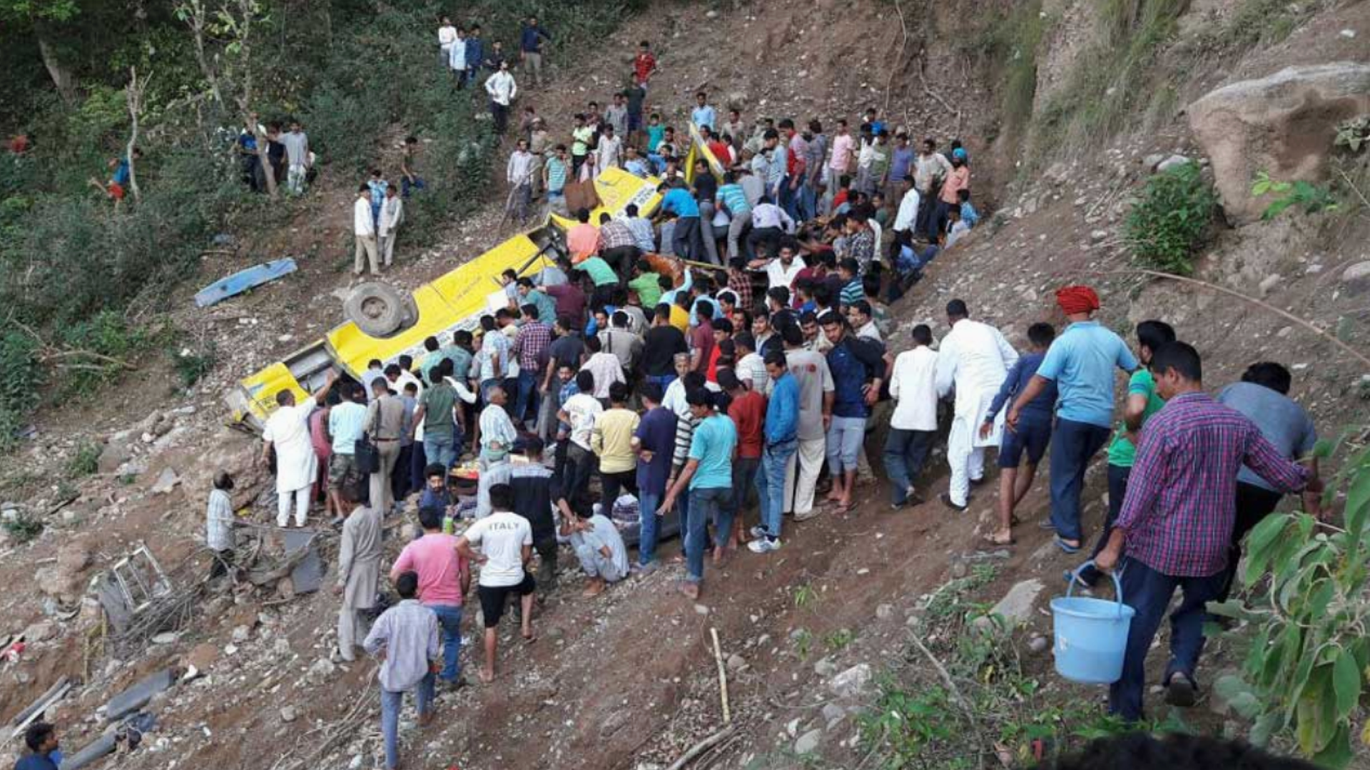 Accidente de autobús escolar deja al menos 30 muertos en India