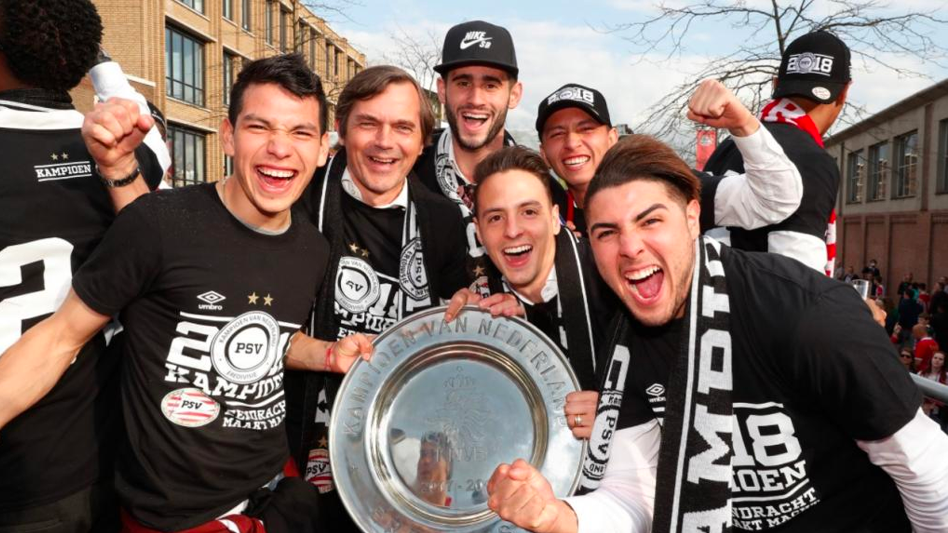 Hirving Lozano celebra titulo del PSV entre cientos de aficionados