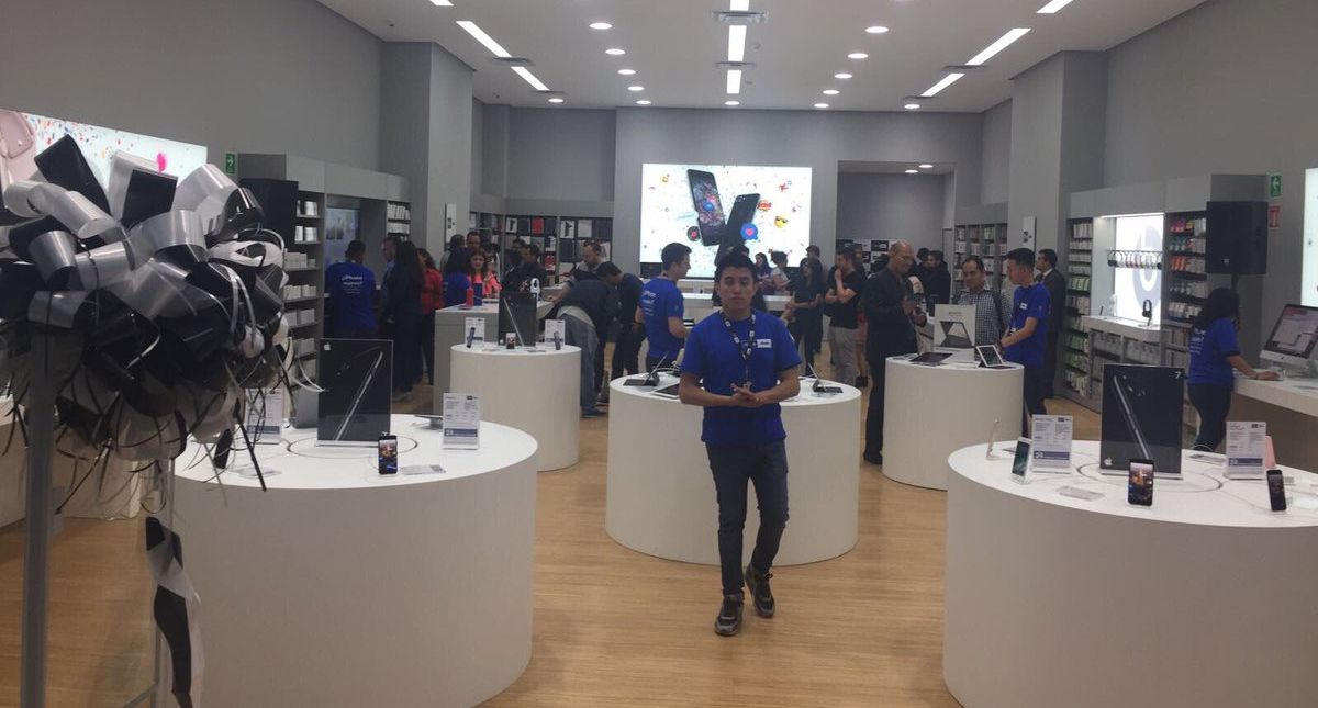 Asaltan iShop de Portal San Ángel