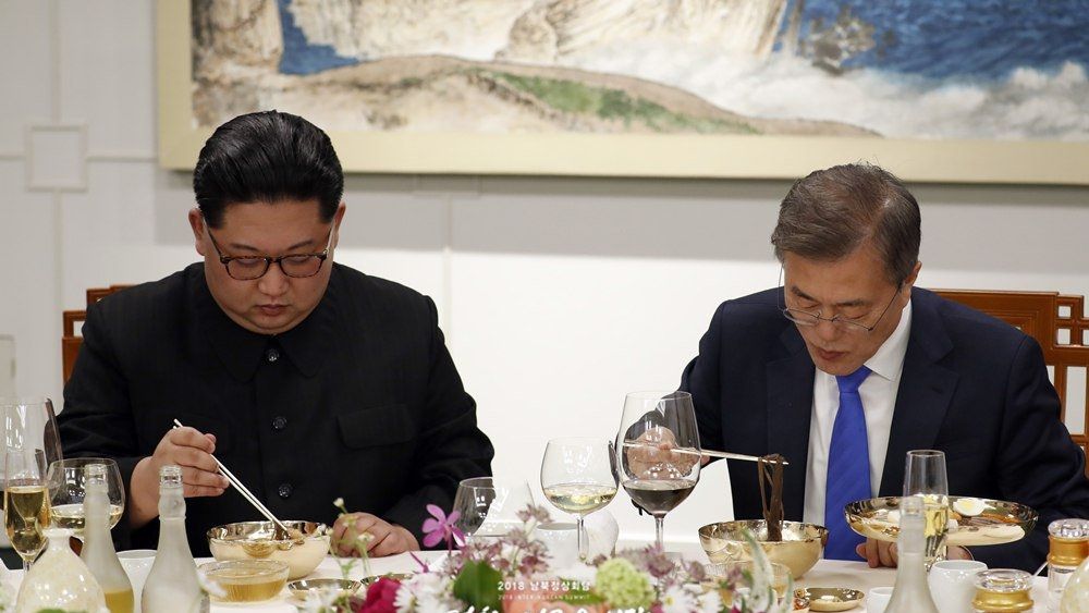 Kim Jong-un está dispuesto a reunirse con el primer ministro de Japón - kim-jong-un-y-moon-jae-in